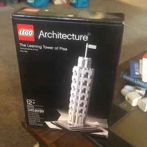 Complete Lego set #21015 Leaning tower of Pisa. (retired).